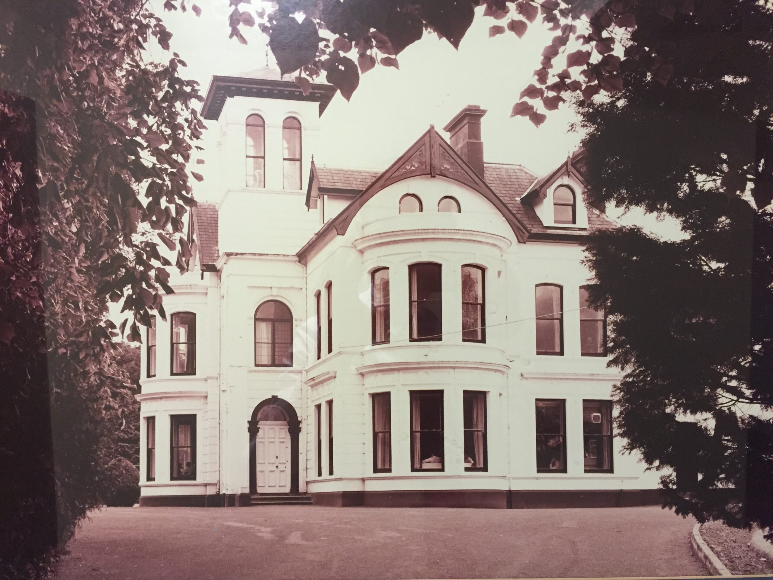 Histoy of Tullyglass Hotel
